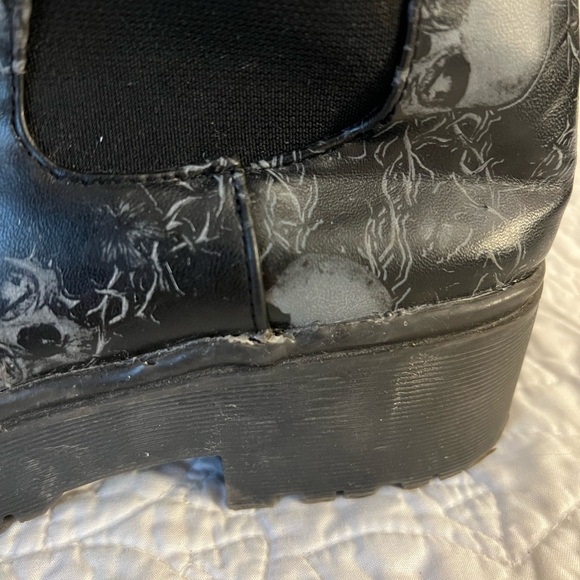 Black platform skull and chain boots. Size 10 - Picture 9 of 11